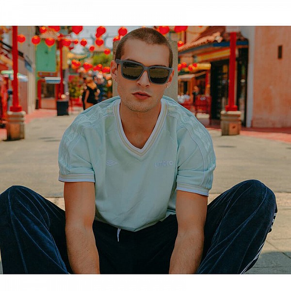 HAWKERS Carbon Black - Dark Motion / Polarized HAWKERS Carbon Black - Dark Motion / Polarized