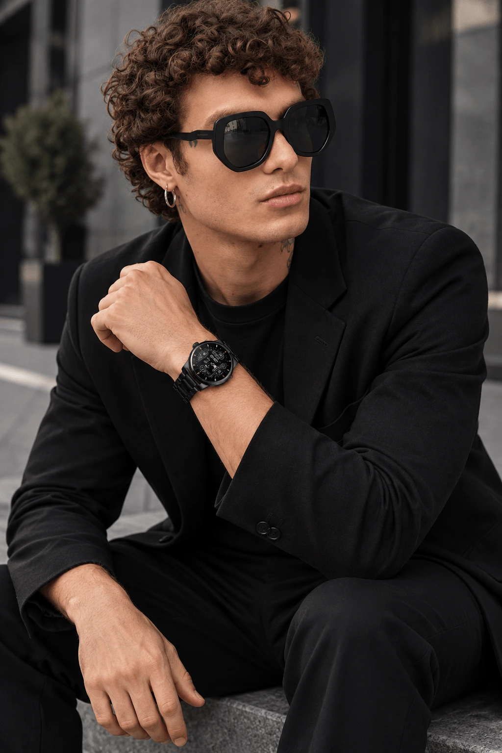All black look με μαύρα γυαλιά και smartwatch